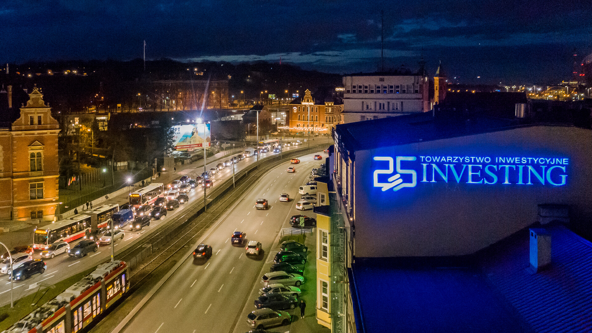 investing-litery-świetlne-3D-led-litery-na-budynku-reklama-litery-podśwetlane-logo-firmy-na-elewacji-litery-na-wysokości-na-budynku-led